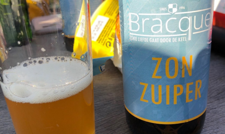Zon Zuiper speciaalbier  Zon Zuiper speciaalbier ingeschonken in een glas met het flesje ernaast